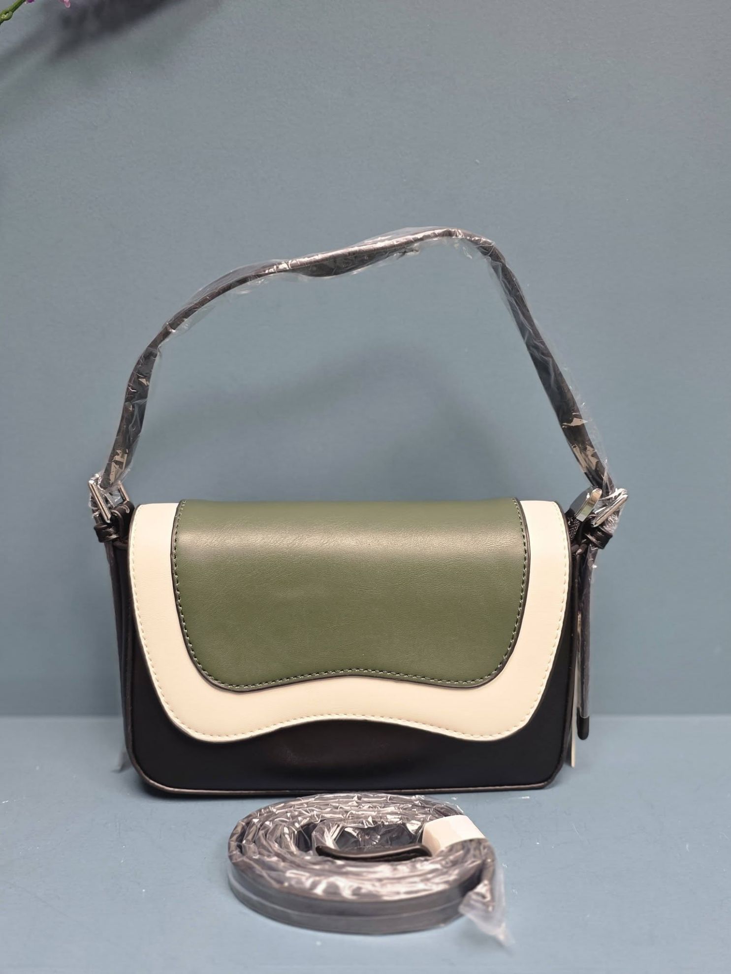 Gloria Larrt Premium Leather Handbag (9212)